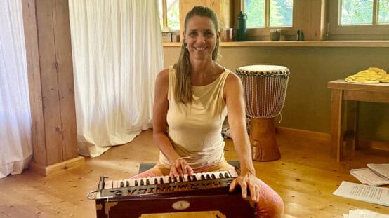 Carolin begleitet viele Stunden mit Mantragesang und gibt auch Unterricht im Harmonium spielen sowie Workshops!